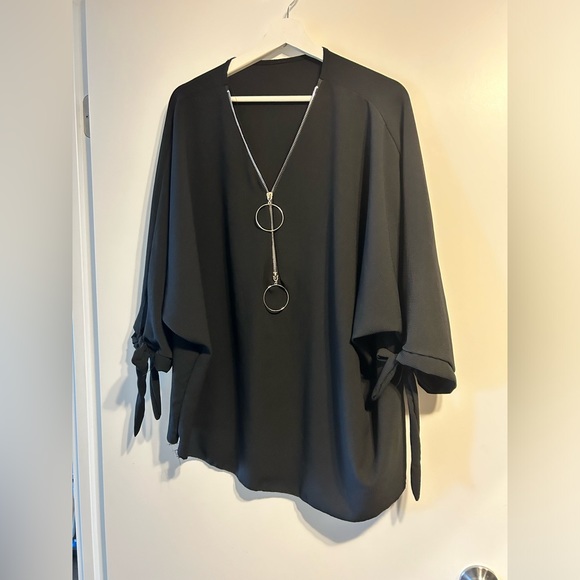 Black crêpe V-neck zipper top - Picture 1 of 3